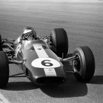 Jim Clark drift cu Lotus 33 în virajul „Tarzan”